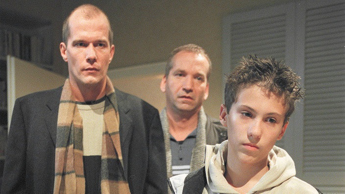 Gedückte Stimmung: Carsten (Georg Uecker, links) und "Käthe" (Claus Vinçon, Mitte) müssen versuchen, Felix (Marc-Oliver Moro) die Angst vor der Zukunft zu nehmen.
