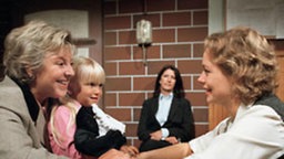 Große Freude für Helga und Lea: Maja soll früher aus dem Gefängnis entlassen werden.
