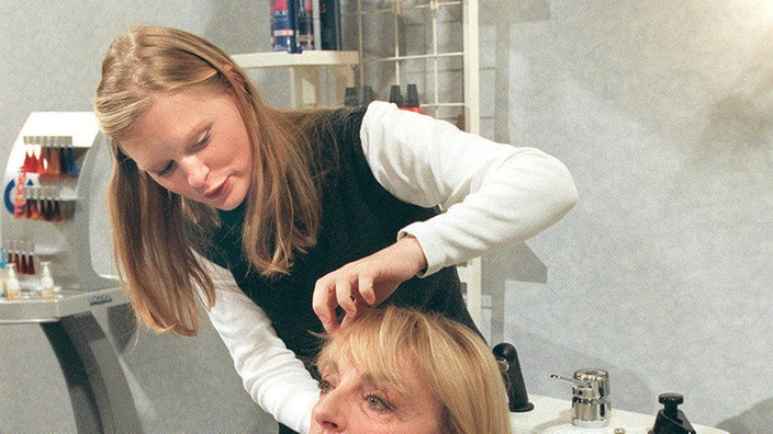 Guter Start in die Lehrzeit: Berta Griese (Ute Mora, rechts) ist Tanjas (Sybille Waury) erste Kundin.