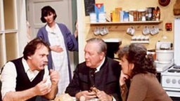 Haben Jaruslav, Urszula (Anna Nowak, hinten) und Wanda auf dem Hof von Herrn Wiesenhuber (Walter Fitz) eine Zukunft?