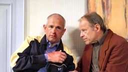 Hajo (Knut Hinz, rechts) konnte das Schlimmste verhindern. Er bringt den (z)erschlagenen Stephan zu Dr. Flöter.