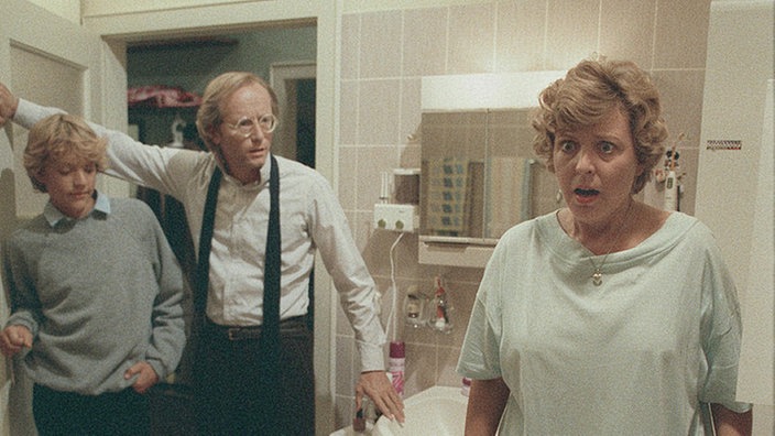 Hans (Joachim Hermann Luger) und Benny (Christian Kahrmann, links) können nur die Köpfe schütteln: Helga (Marie-Luise Marjan) ist schockiert von dem, was die Waage anzeigt.