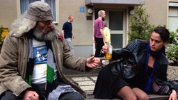Harry und Sonia sitzen im Rondell