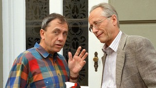Helga Beimer soll sich in den Fängen einer Sekte befinden. Dieses Gerücht erzählt zumindest Olaf (Franz Rampelmann, links) brühwarm an Hans (Joachim Hermann Luger) weiter.
