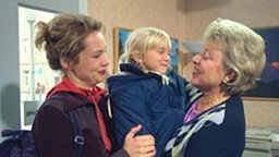 Helga muss wohl oder übel akzeptieren, dass Maja und Lea München verlassen.