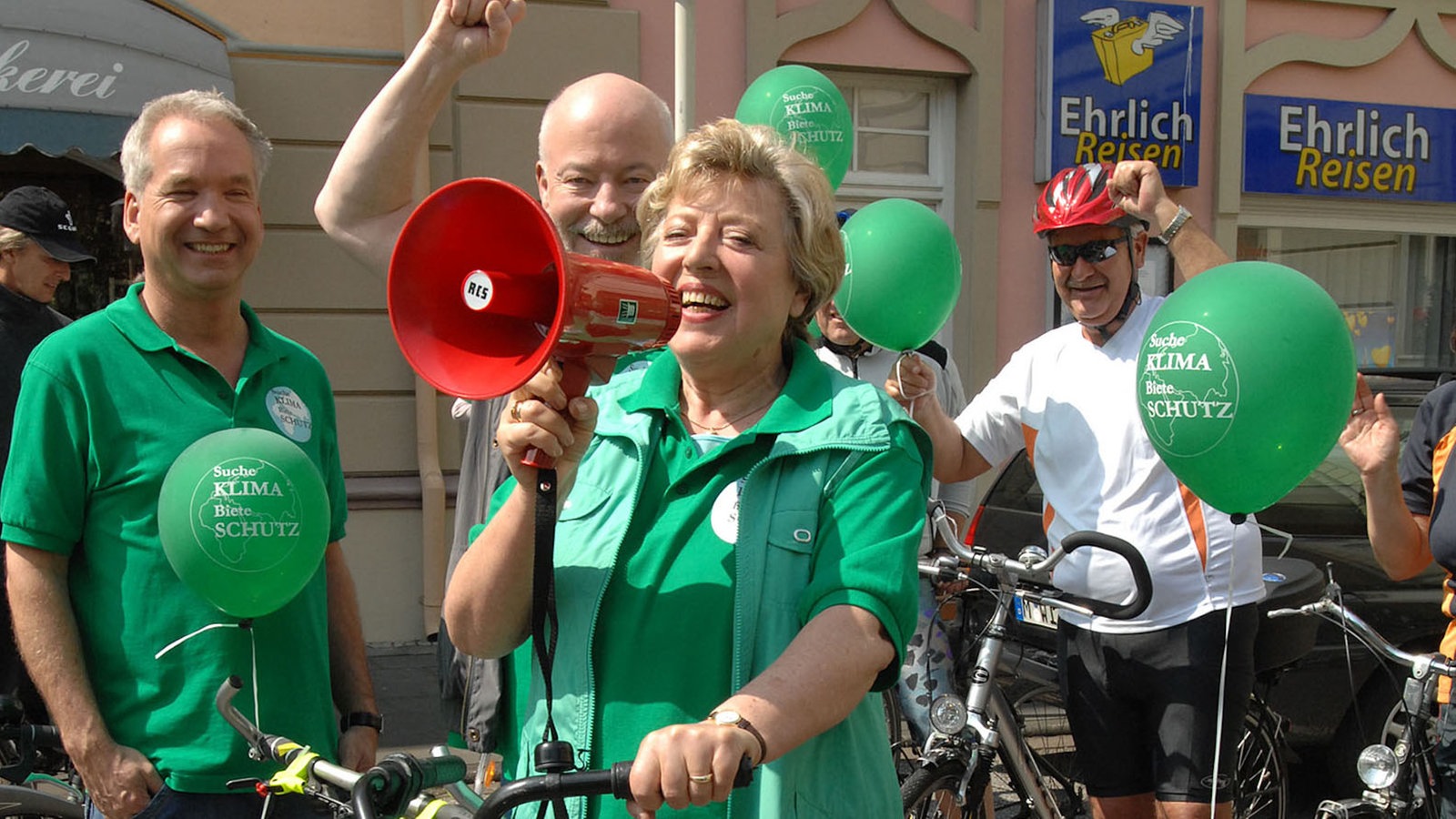 Helga sammelt ihre Mitstreiter am Umwelttag zur gemeinsamen Sternfahrt Richtung Marienplatz.