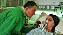 Heuchler oder Heiliger? Olaf kümmert sich aufopferungsvoll um Ines, die nach dem Unfall im Koma liegt.