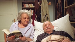 Hilde liest Franz etwas vor