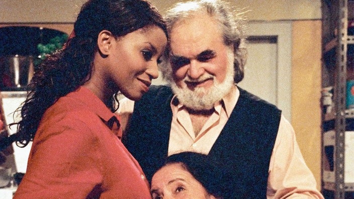 Horchposten: Elena (Domna Adamopoulou, rechts) kann es kaum erwarten, dass ihr erstes Enkelkind zur Welt kommt. Mary (Liz Baffoe) und Panaiotis (Kostas Papananastasiou) freuen sich mit.