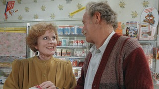 Isolde Panowak (Marianne Rogée) besucht Gottlieb Griese (Fritz Bachschmidt) in seinem Kiosk.