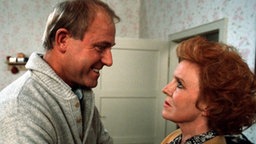 Isolde Panowak (Marianne Rogée) verabschiedet ihren Mann Hubert (Harry Wolff).