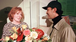 Isolde und Fausto (Antonio Paradiso) mit einem Blumenstrauß