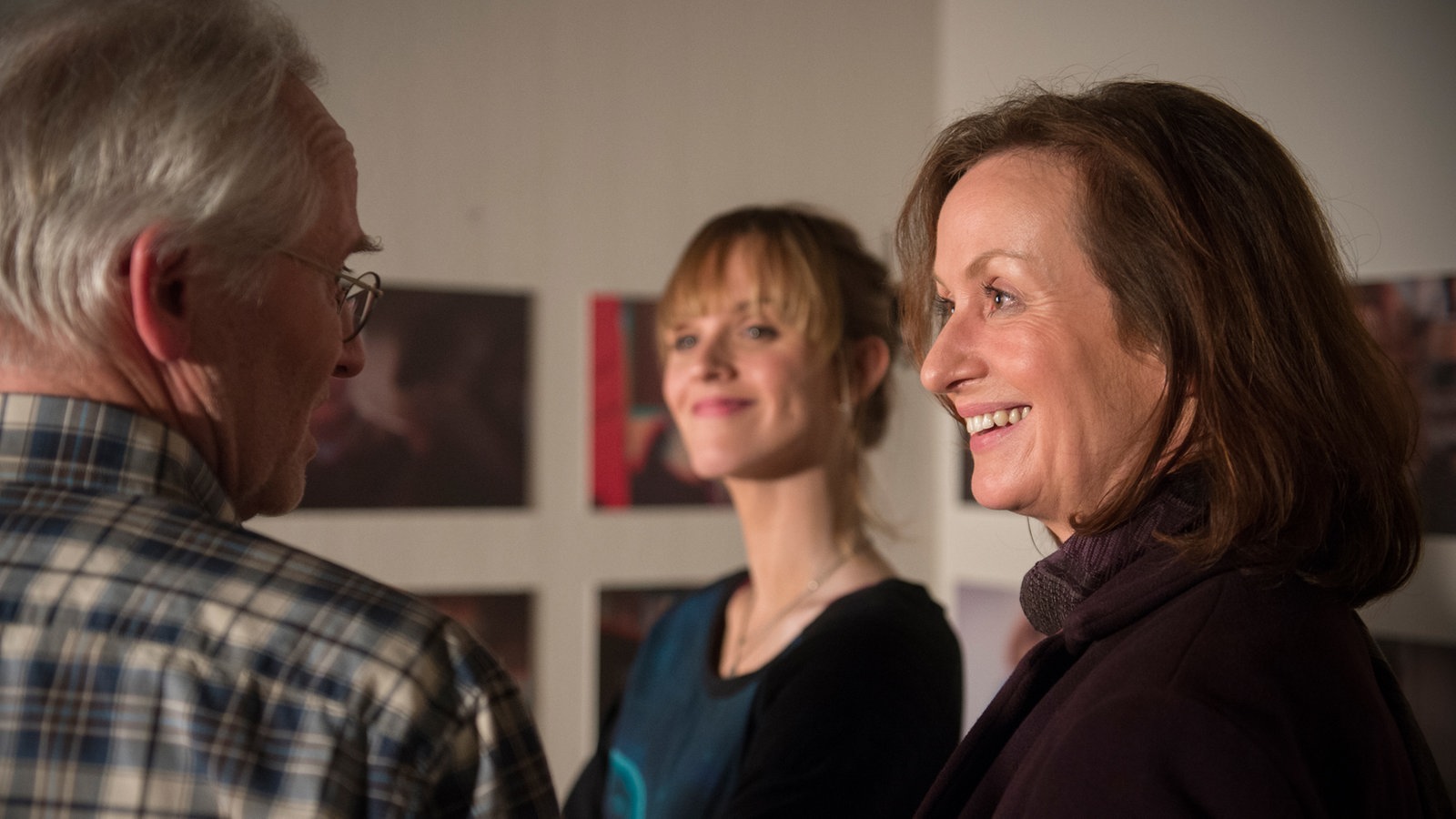 Jack, Anna und Hans schauen sich etwas an
