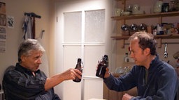 Jan und Andy stoßen an