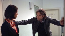 Julian flirtet mit Urzula