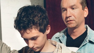 Käthe (Claus Vinçon, rechts) macht sich Sorgen: Felix (Marc-Oliver Moro) ist im Kindertheater plötzlich übel geworden.