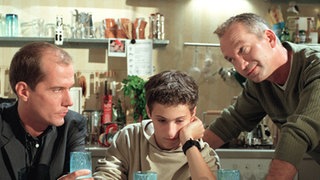 "Käthe" (Claus Vinçon, rechts) und Felix (Marc-Oliver Moro, Mitte) können Carsten (Georg Uecker) auch nicht aufheitern.