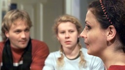 Klaus, Suzanne und Nina diskutieren wegen Carmen