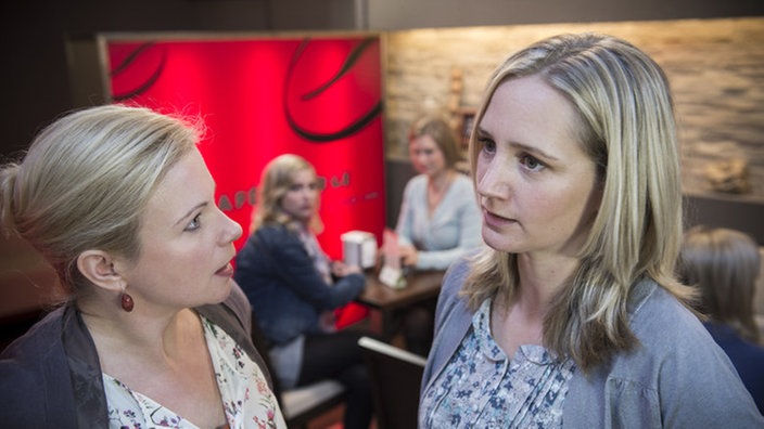 Lisa diskutiert mit Andrea