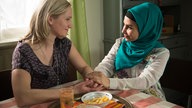 Lisa unterhält sich mit Yildiz