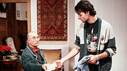 Ludwig ist froh, dass Frank (Christoph Wortberg) über Erich Tenge-Wegemann einen Therapieplatz bekommen hat.