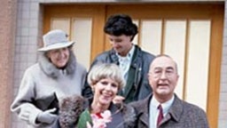 Lydia sei dank: Elisabeth (Dagmar Hessenland) und Ludwig (Ludwig Haas) haben endlich geheiratet! (Hinten: Christoph Wortberg)