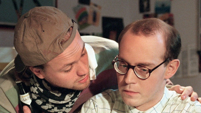 Männerkiste: Klaus (Moritz A. Sachs, links) gibt Philipp (Philipp Neubauer) tolle Tipps im Umgang mit den Frauen.
