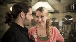 Manolis und Sandra kommen sich näher