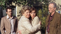 Marion hält Helga im Arm