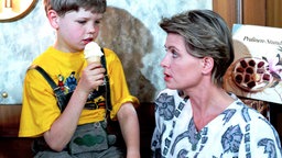 Max sitzt mit einem Eis in der Hand bei Gabi