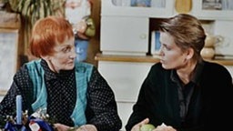 Mehr Last als Trost: Rosi ist angeblich angereist, um der trauernden Gabi (Andrea Spatzek) eine Stütze sein.