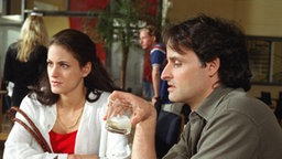 Melanie und Frank reden miteinander