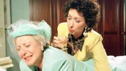 Mit Cognac und aufbauenden Worten leistet Marlene der Braut erste Hilfe.