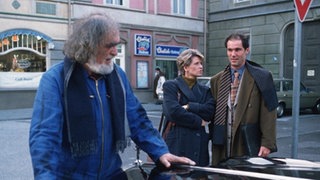 Mitleid oder Berechnung? Gabi (Andrea Spatzek) kann kaum glauben, dass Phil (Marcus Off, rechts) seinen teuren Wagen an Panaiotis (Kostas Papanastasiou) verschenkt.