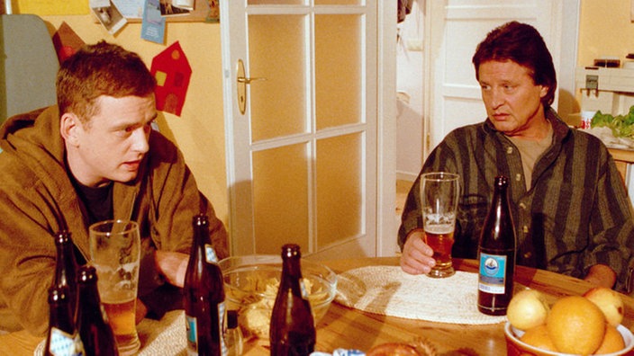 Nach dem einen oder anderen Bier gesteht Boris (Thomas Huber) offenherzig, dass ihn Valeries Kinderwunsch fast wahnsinnig macht. Andy (Jo Bolling) zeigt dafür Verständnis.