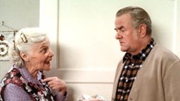 Nicht mit Else Kling (Annemarie Wendl): Egon (Wolfgang Grönebaum) hatte es nie leicht mit seiner Frau.