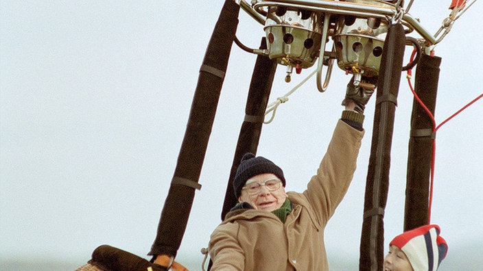 Nichts als heiße Luft: Backhaus (Heinz W. Krückeberg, links) macht sein Versprechen wahr und startet mit Tom (Johannes Scheit) im Heißluftballon.