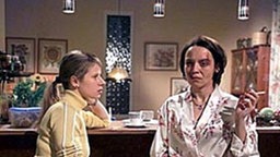 Nina (Jacqueline Svilarov) versucht einfühlsam Pia Lorenz' Vertrauen zu gewinnen.