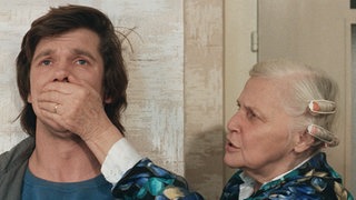 Noch ein Spätheimkehrer! Else Kling (Annemarie Wendl) versucht Benno Zimmermann (Bernd Tauber) zur Ruhe zu bringen.