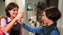 Noch freuen sich Marcella (Sara Turchetto, links) und Giovanna (Serena Fiorello) auf einen brandheißen Abend auf dem Konzert.