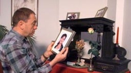 Olaf hat sich einen regelrechten "Ines-Altar" geschaffen, von dem aus er seine Frau anhimmelt.