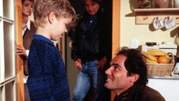 Phil steht mit Max in der Zenker-Küche