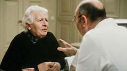 Philo sitzt bei Dressler in der Sprechstunde