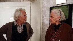 Philo und Else stehen im Streppenhaus