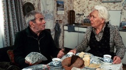 Philo und Joschi sitzen in der Küche