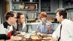 Problemklärung im Familienrat: Soll Iffi das Kind von Momo austragen? (rechts: Michael Marwitz)
