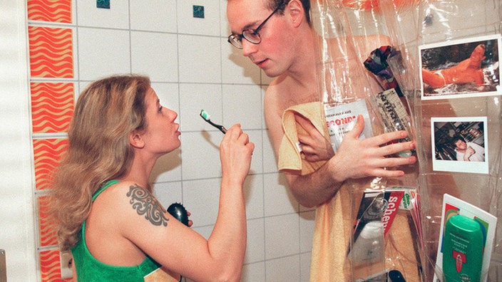 Putzig: Nina (Jacqueline Svilarov) weist Philipp (Philipp Neubauer) ins Dresdner WG-Leben ein.