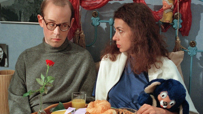 Ratlosigkeit: Suzanne (Susanne Evers) laboriert mit einer Schussverletzung und akutem, schlechtem Gewissen herum, und Philipp (Philipp Neubauer) weiß nicht, ob er sich seiner Ex wieder zuwenden soll.