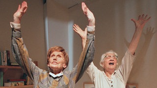 Rosi Koch (Margret van Munster, links) und Frau Birkhahn (Hanna Burgwitz) sind Opfer der Hasch-Plätzchen geworden - und starten zu neuen Höhenflügen.