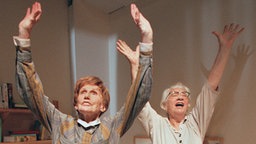 Rosi und Elisabeth halten die Hände in die Höhe